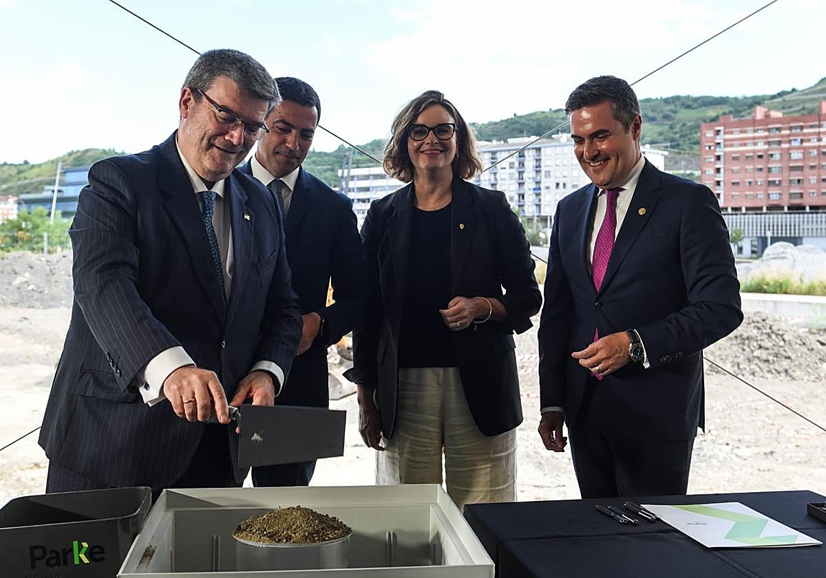 El alcalde de Bilbao, Juan Mari Aburto, coloca la primera piedra en presencia del lehendakari, Imanol Pradales; la diputada general de Bizkaia, Elixabete Etxanobe; y Mikel Jauregi, consejero de Industria, Transición Energética y Sostenibilidad.
