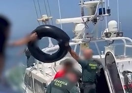 Intenta cruzar el Estrecho de Gibraltar con un flotador para niños y unas aletas