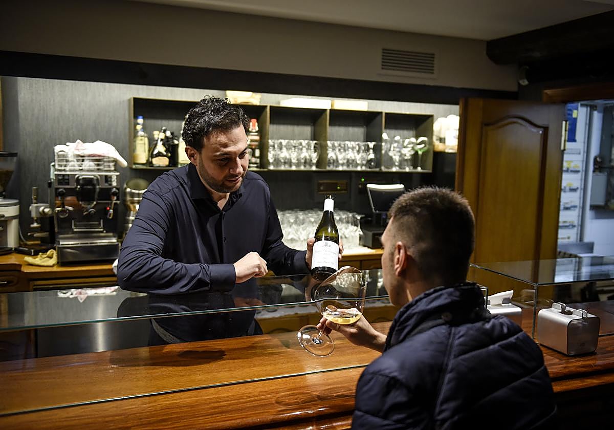 Benabdallah, sumiller del Asador Etxebarri, atiende a un cliente.