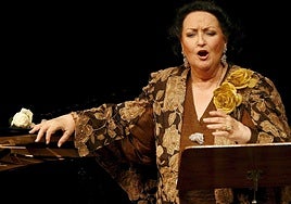 Montserrat en un recital ofrecido en Basilea en 2006, con motivo de la celebración de medio siglo en activo.