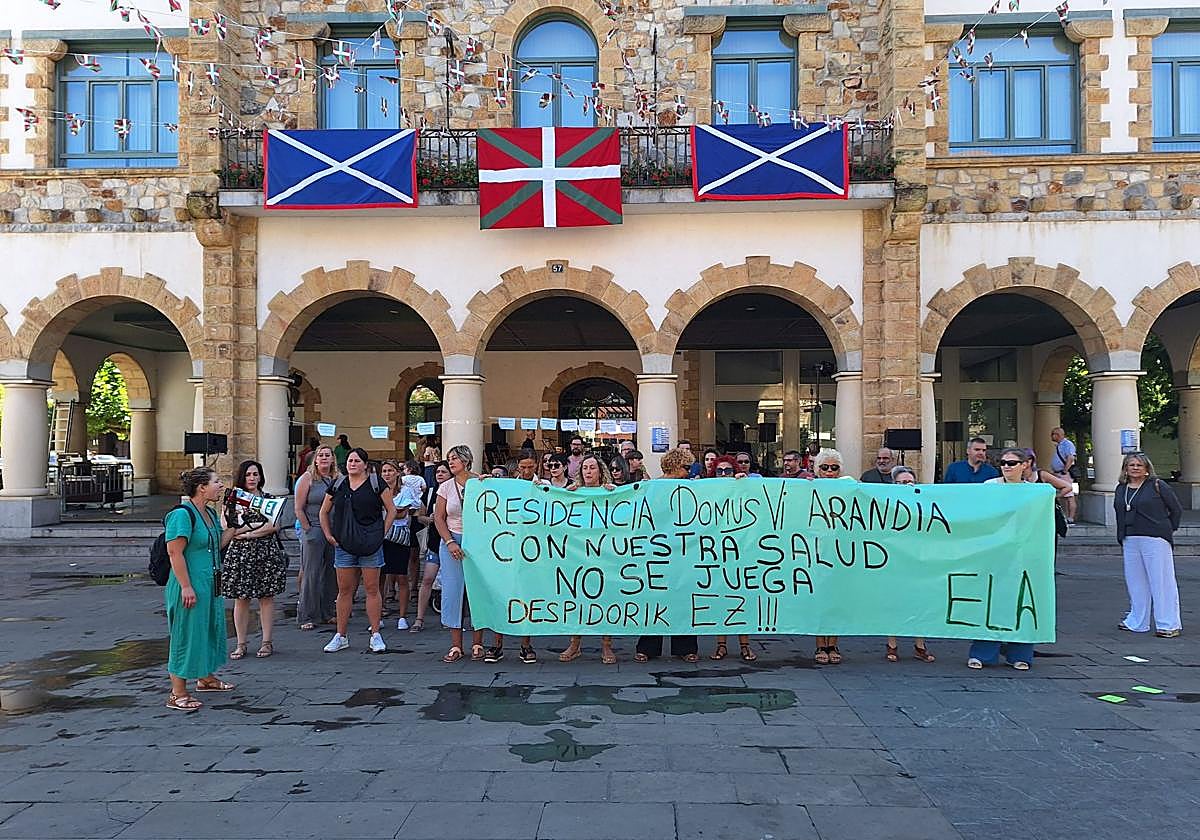 Los familiares de muchas de las trabajadoras participaron en la concentración para mostrar su apoyo