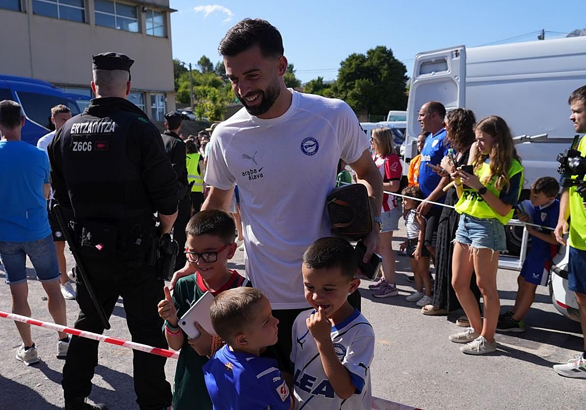 Sivera, junto a unos aficionados en su llegada a Laguardia.