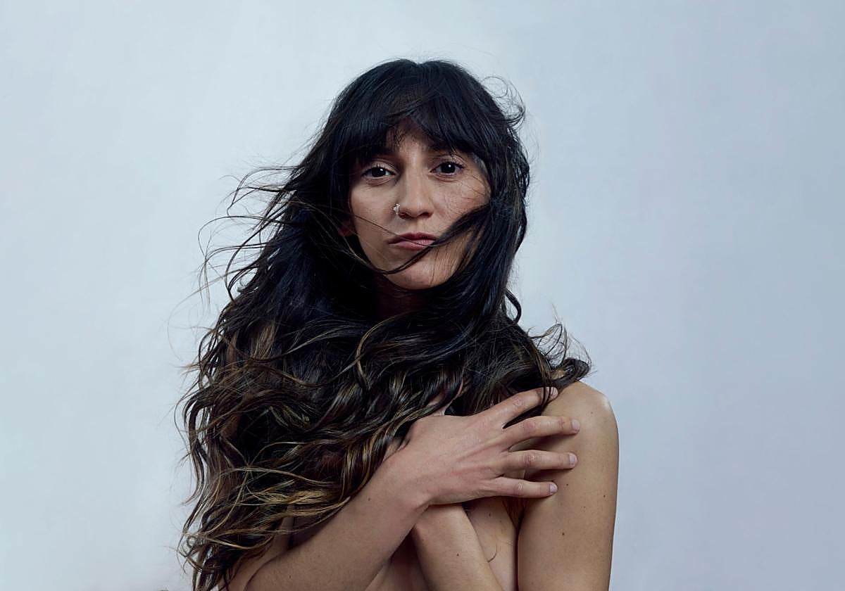 La cantante alavesa Bea Asurmendi firma su debut discográfico 'Asteartea' tras años ganando tablas en la escena de Londres.