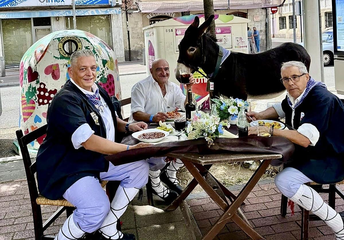 Txambra, Felipe y Artza, de la cuadrilla Batasuna, han comido con Tamames.