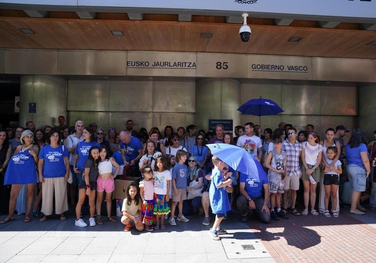 El retraso de una subvención del Gobierno vasco lleva «al límite» a 200 familias de un colegio de Gueñes