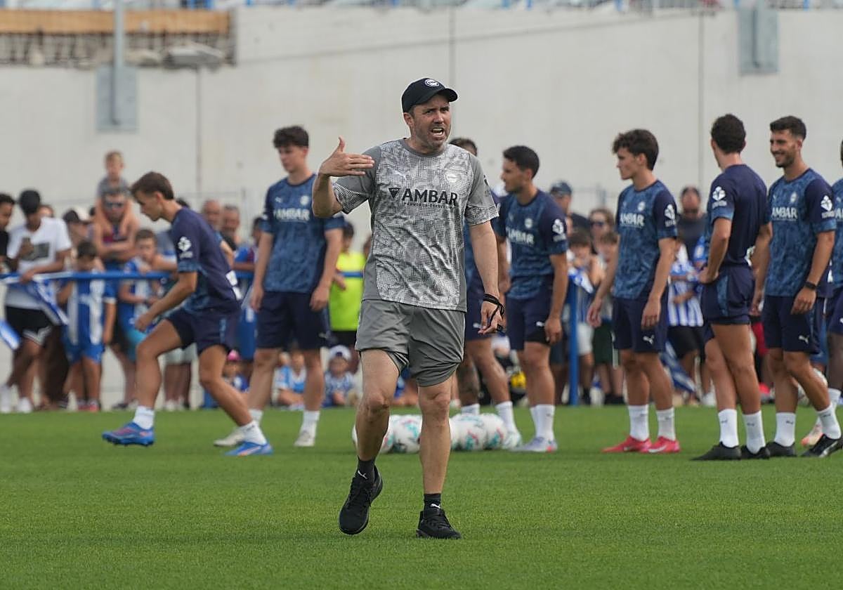 Coudet da indicaciones durante el entrenamiento a puerta abierta en Ibaia.