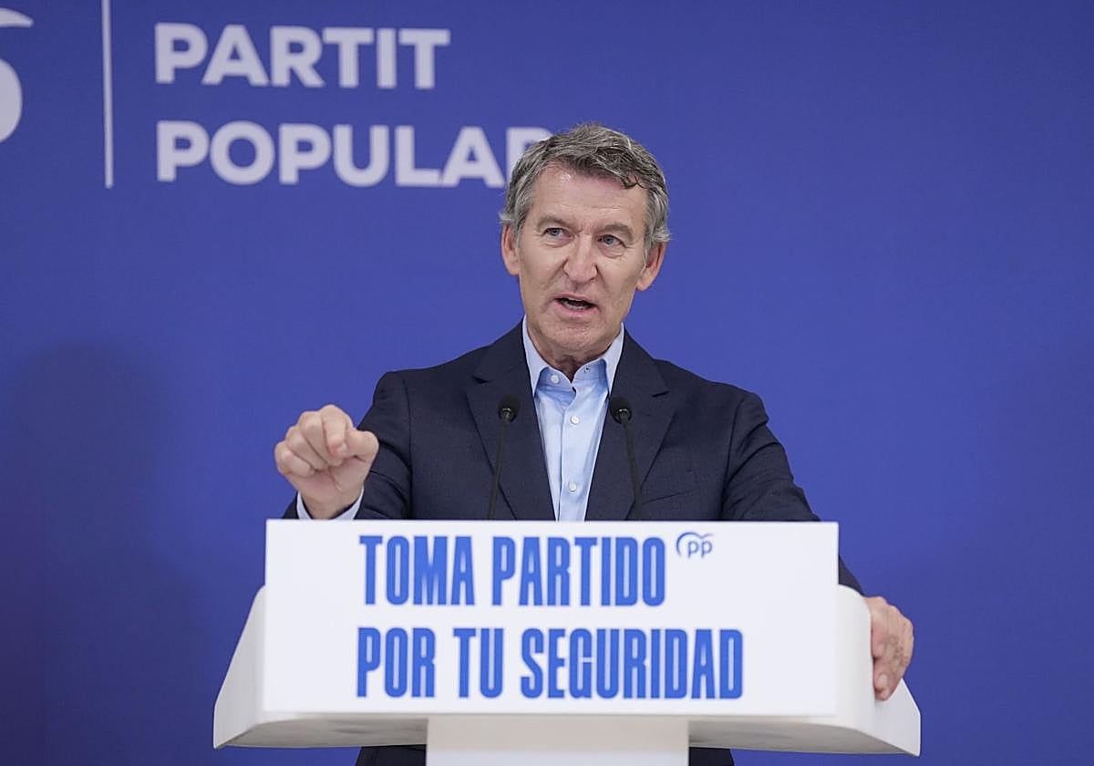 El presidente del Partido Popular, Alberto Núñez Feijóo, en un encuentro con dirigentes locales del PP en Barcelona.