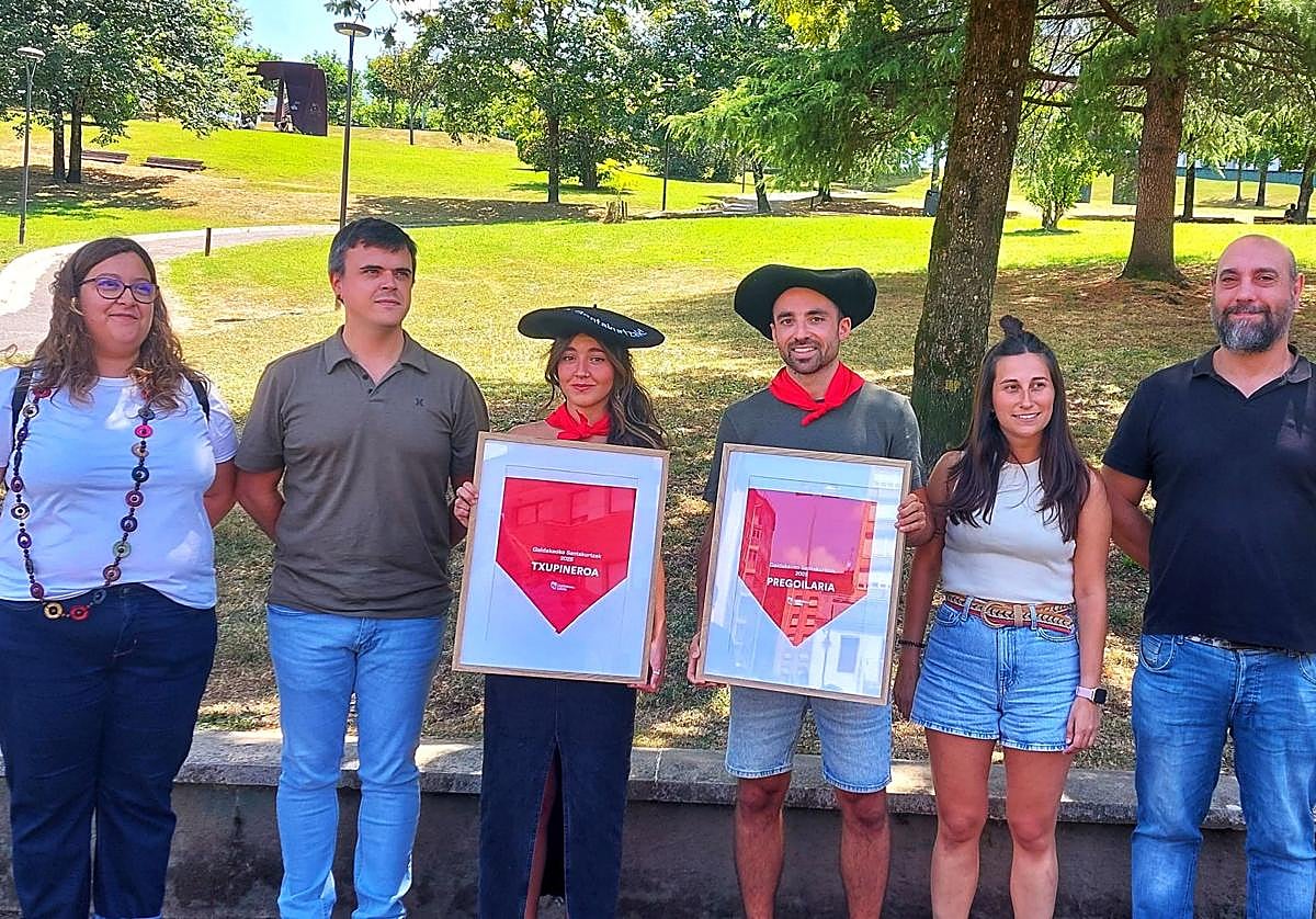 El alcalde, Iñigo Hernando, la concejala de Fiestas, Amets Iturbe, y los representantes de la Comisión de Fiestas, Alazne Solinis y Angel Ezkurra, junto a Ibon López de Letona y Garbiñe Sagarduy, ambos con txapela.