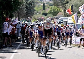 El intimidatorio gesto de un ciclista del UAE a uno de Movistar