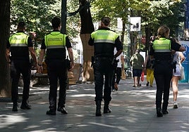 Agentes de la policia municipal de Bilbao patrullando por la Gran Vía de Bilbao.