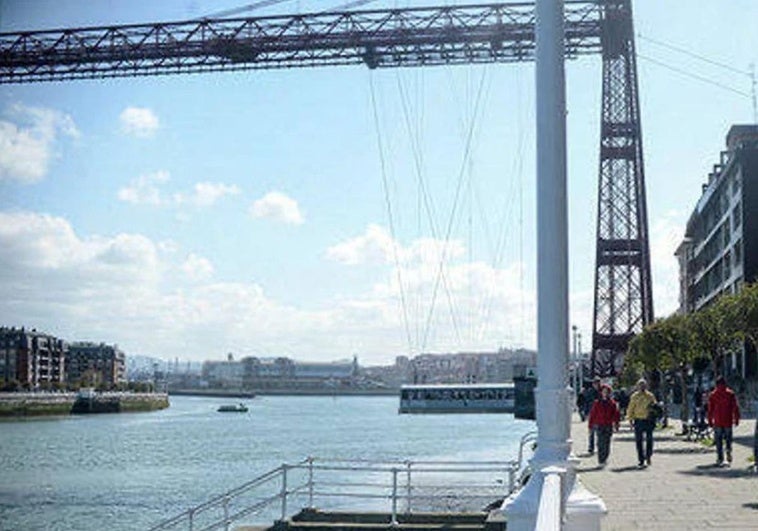 Rescatan a dos hombres tras caer a la ría a la altura del Puente Colgante en Portugalete