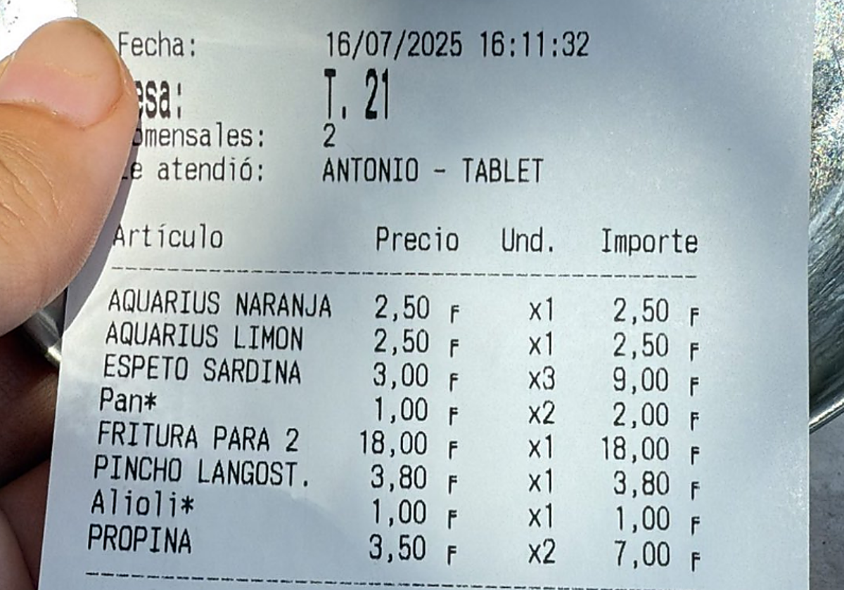 El cobro «obligatorio» de una propina de siete euros en un restaurante de Málaga desata la polémica