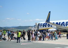 El aeropuerto de Vitoria sella la continuidad de Ryanair hasta 2028