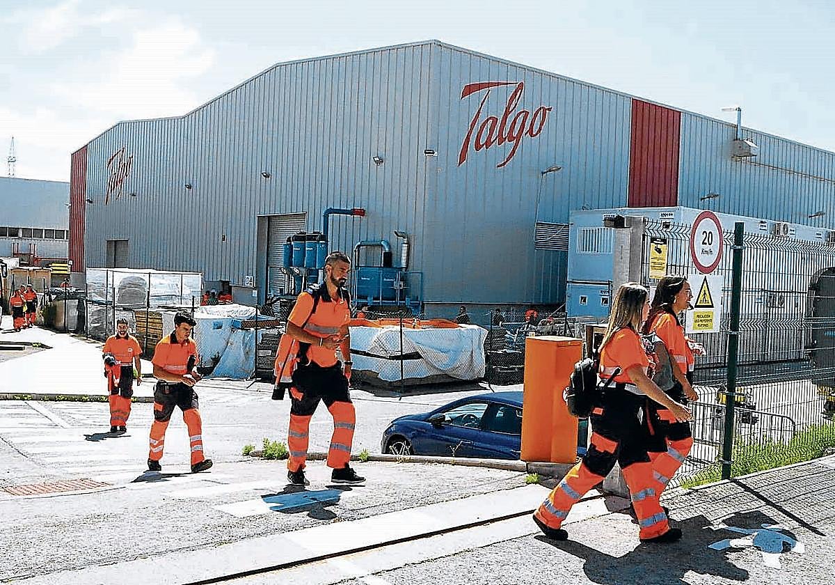 Trabajadores de la planta que Talgo tiene en la localidad alavesa de Rivabellosa.