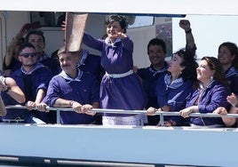 La alcaldesa de Bermeo, Nadia Nemeh, ha lanzado este mediodía al mar la teja, dedicada a Gaza, para refrendar la posesión de Bermeo sobre la isla de Izaro.