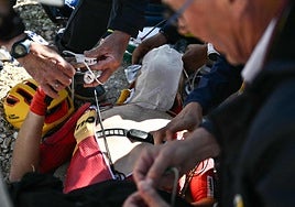 Tobias Johannessen recibe asistencia médica en la meta del Mont Ventoux.