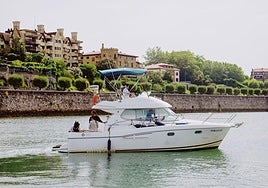 Una embarcación bordea el municipio, una de las experiencias impulsadas este verano en Getxo.