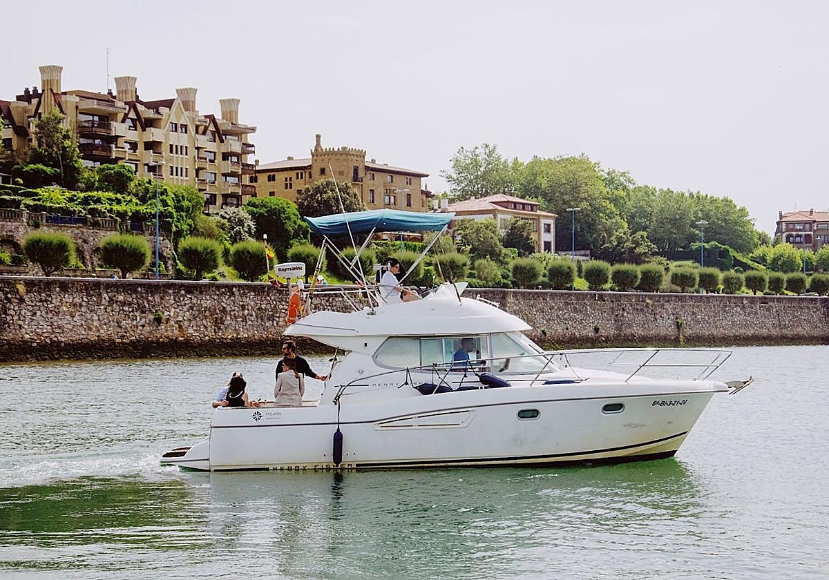 Una embarcación bordea el municipio, una de las experiencias impulsadas este verano en Getxo.