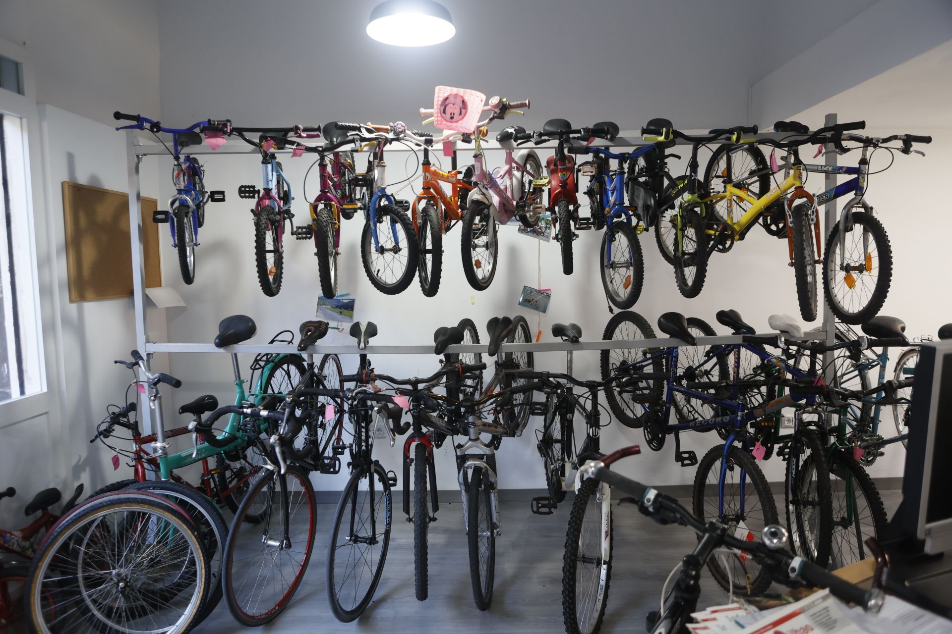 Abre en Bilbao una tienda que da una segunda vida a bicicletas olvidadas y a migrantes en busca de un futuro mejor