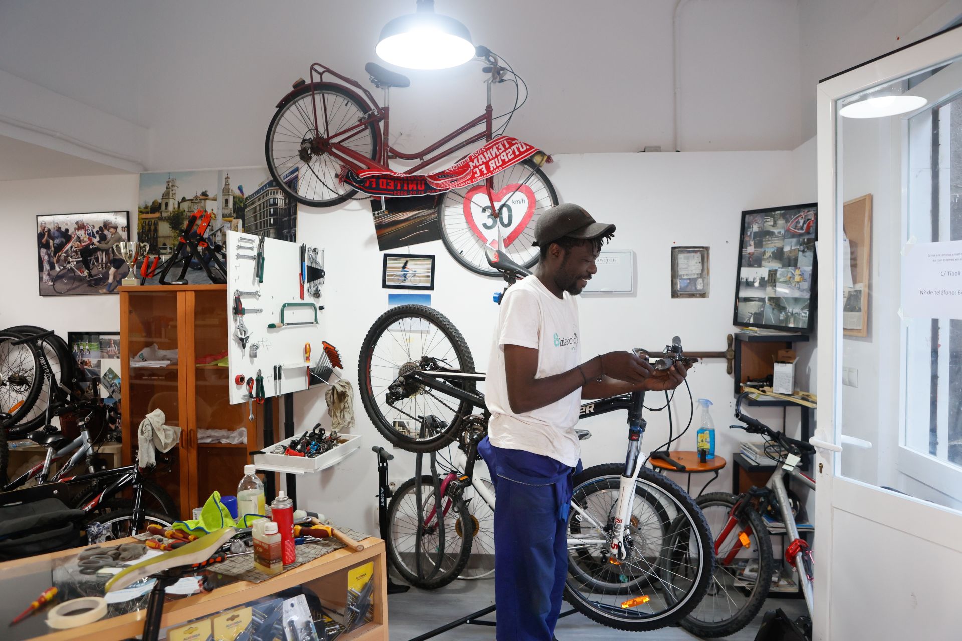 Abre en Bilbao una tienda que da una segunda vida a bicicletas olvidadas y a migrantes en busca de un futuro mejor