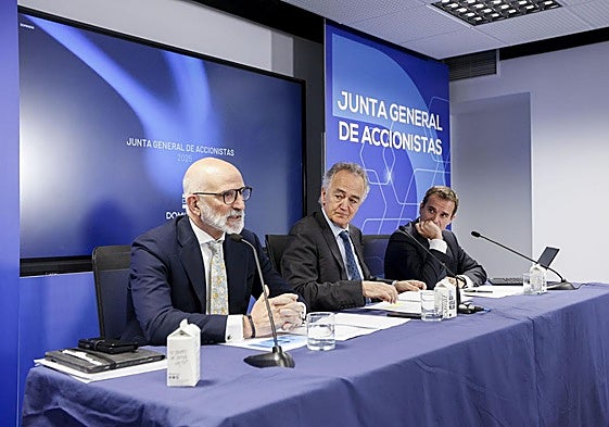 Mikel Barandiaran (CEO), a la izquierda, y Antón Pradera (presidente), en el centro, durante la última junta de accionistas de Dominion.