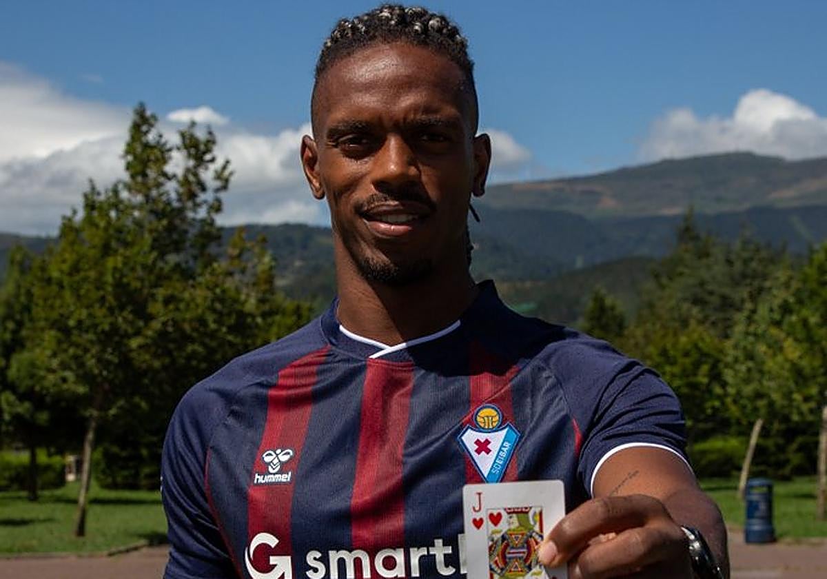 El luso-caboverdiano muestra una carta con su inicial enfundado en la camiseta azulgrana.