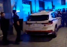 Agentes de la Ertzaintza durante la madrugada del domingo en Azpeitia.