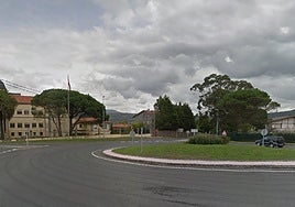 Herido tras salirse su coche de la calzada y chocar contra un árbol en Barrika