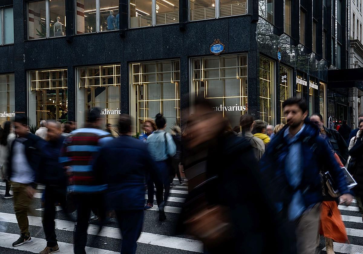 Peatones en la Gran Vía, Bilbao.