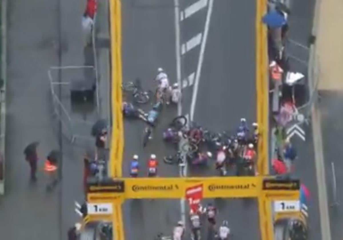 Susto en el Tour: aparatosa caída en el pelotón a un kilómetro de meta