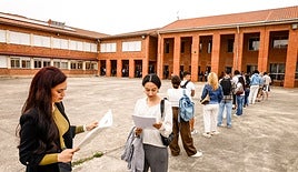 Decenas de familias hacen cola frente al centro Ciudad Jardín