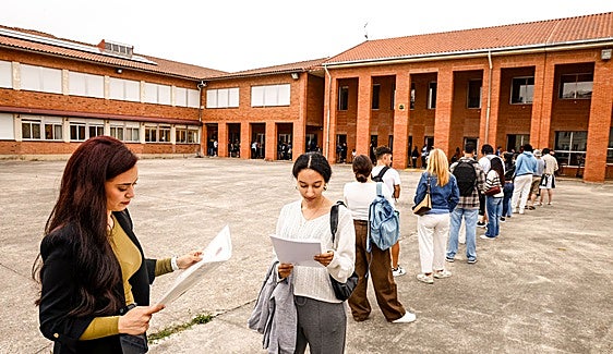 Decenas de familias hacen cola frente al centro Ciudad Jardín