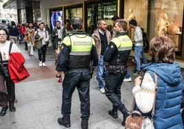 Una pareja de agentes de la Policía Municipal de Bilbao patrulla por la Gran Vía.