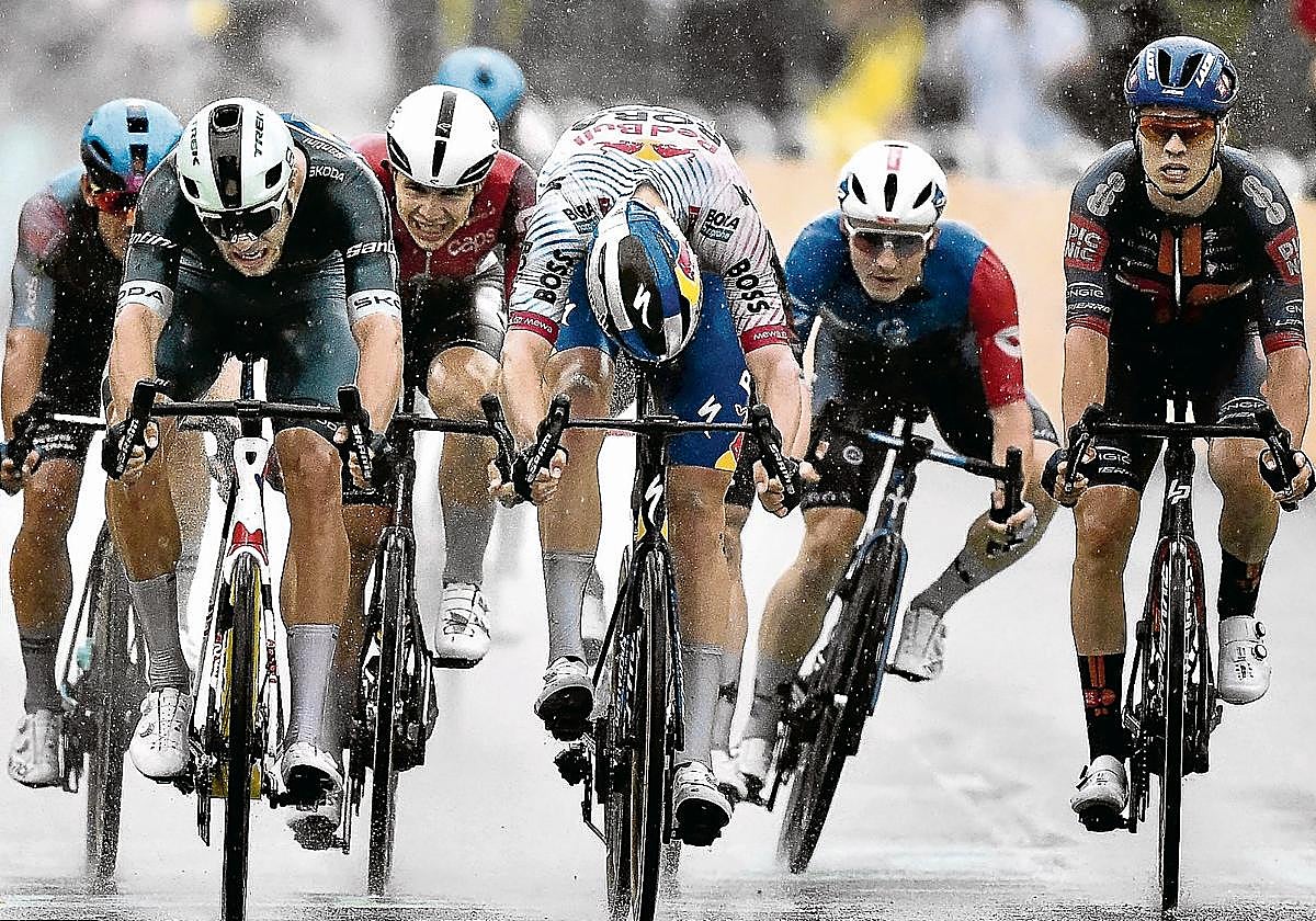 Milan, a la izquierda, se impuso bajo la lluvia en un reducido sprint a Meeus.