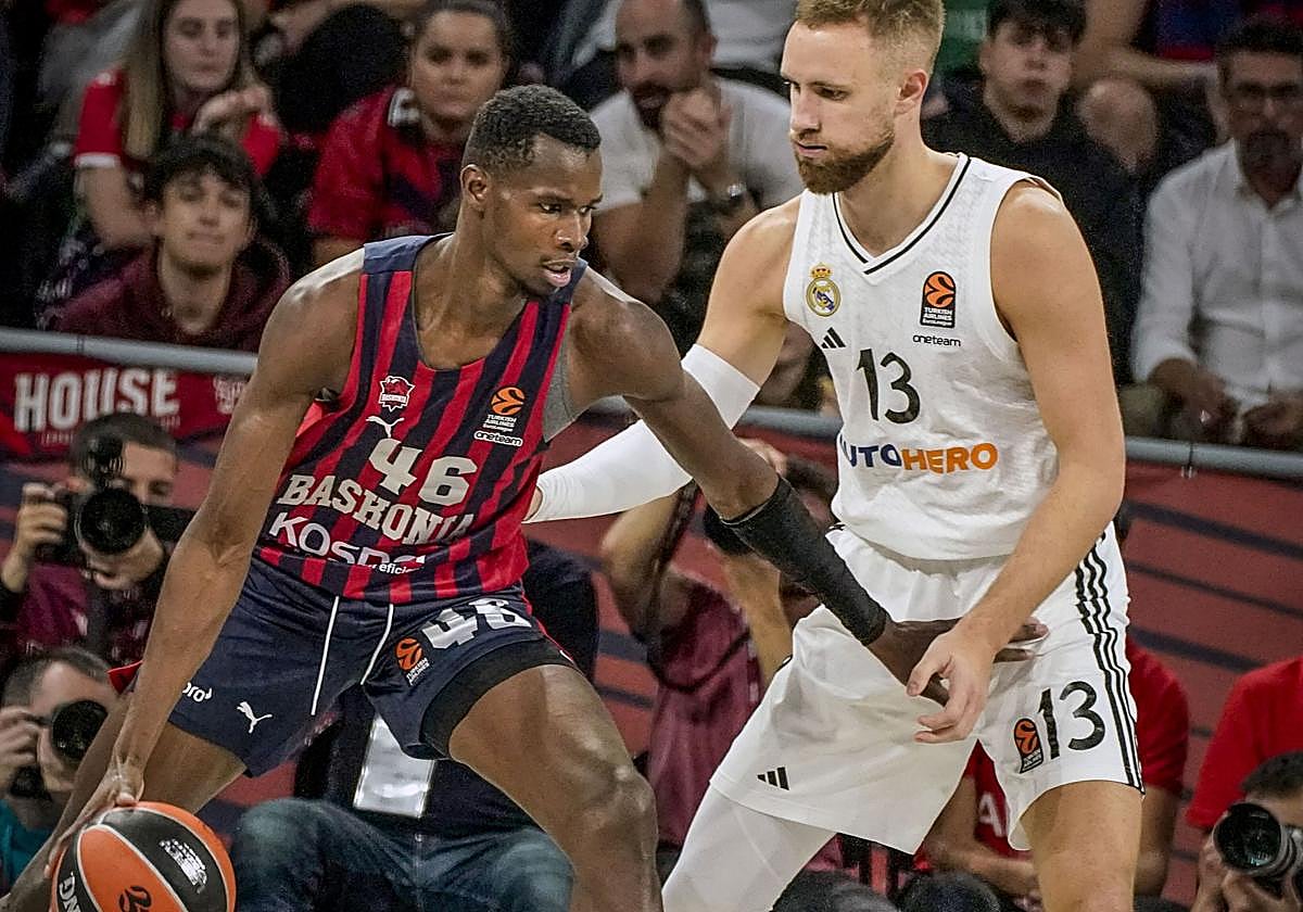 Ndiaye, frente a Musa durante un encuentro de Eurliga ante el Real Madrid.