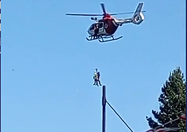 Se precipita desde un muro del puerto de Elantxobe y tiene que ser rescatado por el helicóptero de la Ertzaintza