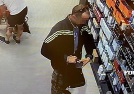 El ladrón que actúa por encargo en Vitoria mete una crema de belleza en su mochila.
