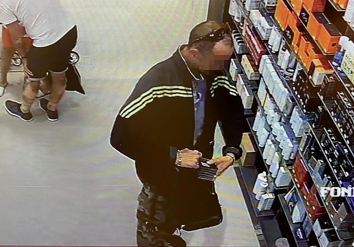 El ladrón que actúa por encargo en Vitoria mete una crema de belleza en su mochila.