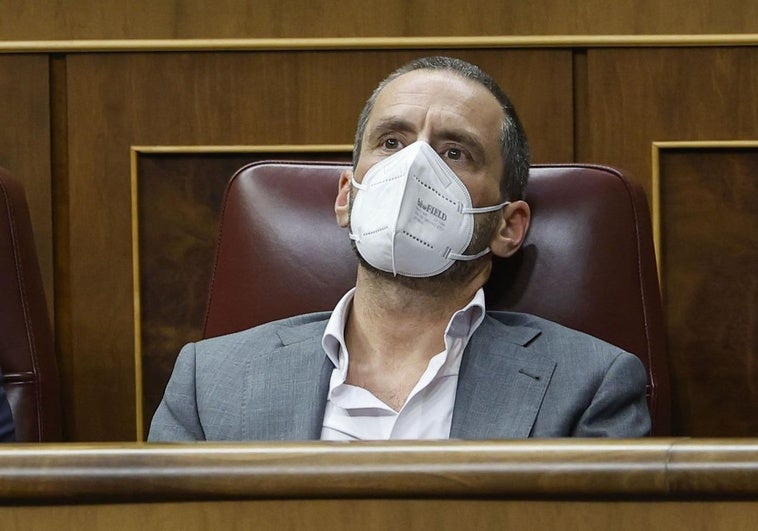 Borja Sémper reaparece en el Congreso con mascarilla y pelo corto tras anunciar que padece cáncer