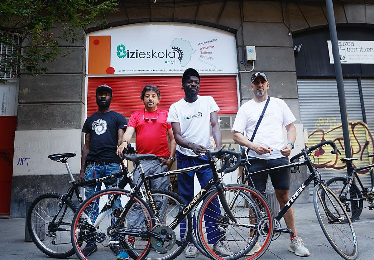 Abre en Bilbao una tienda que da una segunda vida a bicicletas olvidadas y a migrantes en busca de un futuro mejor.