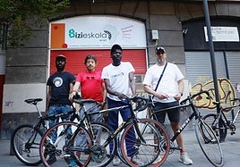 Abre en Bilbao una tienda que da una segunda vida a bicicletas olvidadas y a migrantes en busca de un futuro mejor