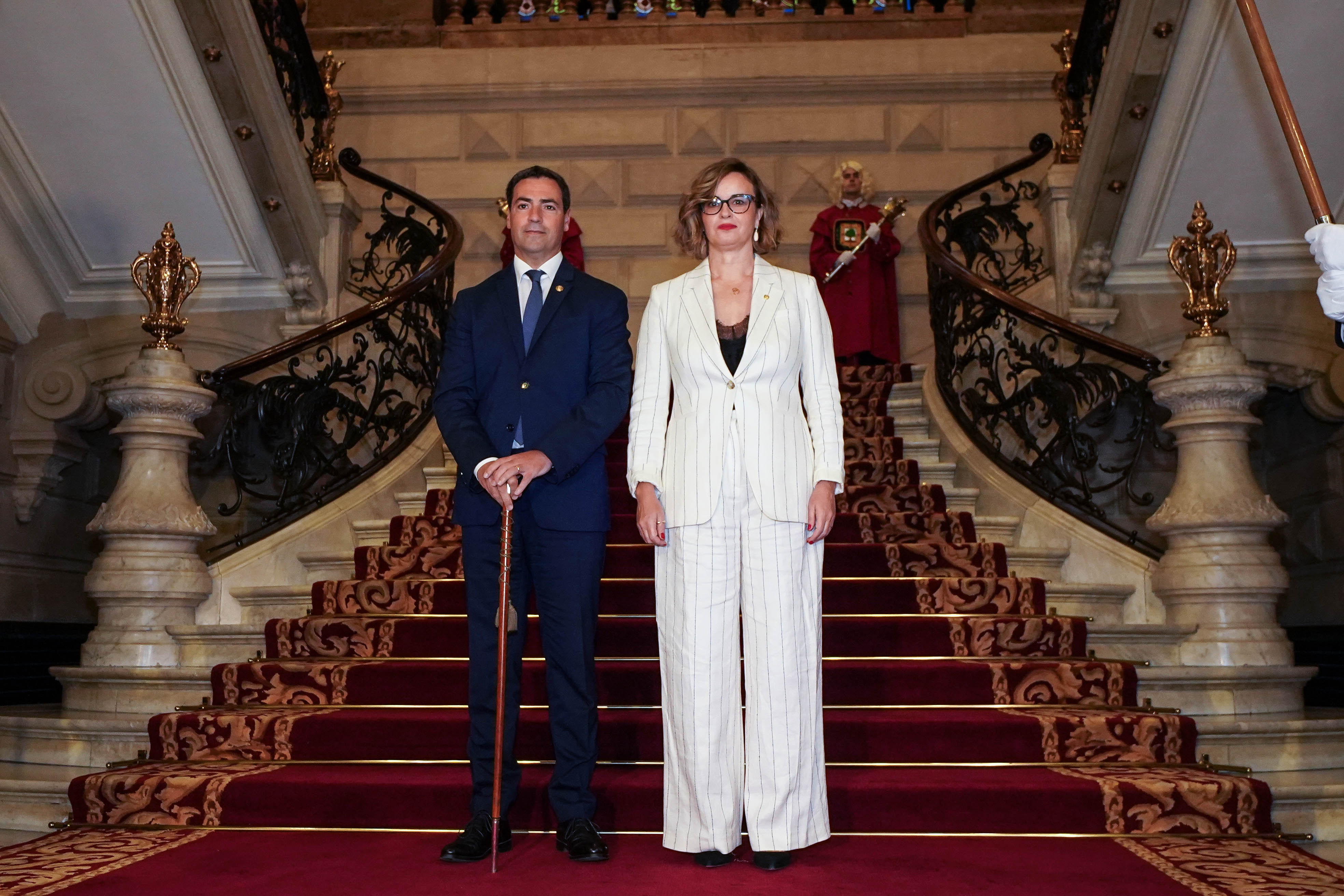 El lehendakari, Imanol Pradales, junto a la diputada general, Elixabete Etxanobe. 