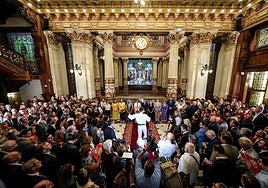 Aurresku de honor frente a la vidriera diseñada por Anselmo Guinea.