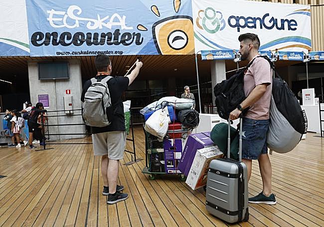 La llegada de dos asistentes a la Euskal Encouter.