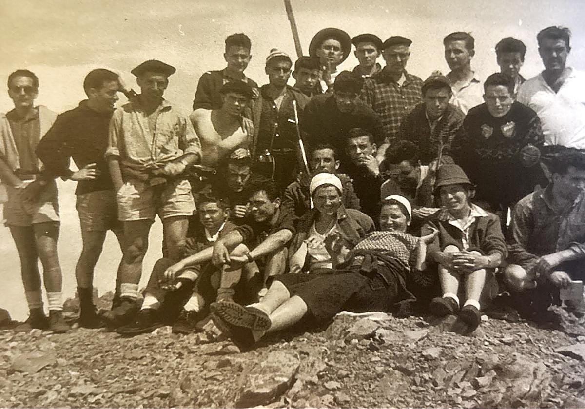 Imagen principal - Arriba, grupo de 'mendizales' del club en el Ania en 1962. Debajo, en Pic des Moines (Pico de los Monjes) con el fondo del Mieidia d'Aussau. Y en la primera marcha nocturna al Gorbea en 1967.