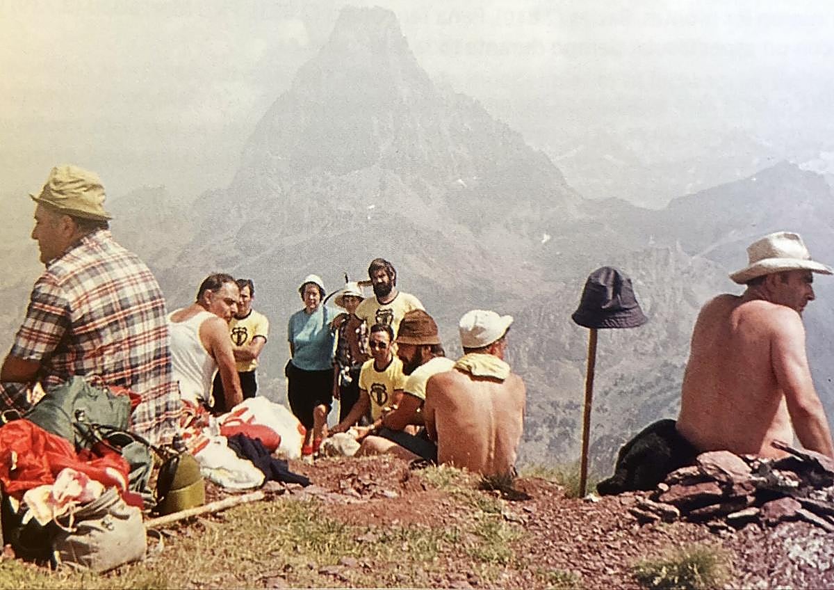 Imagen secundaria 1 - Arriba, grupo de 'mendizales' del club en el Ania en 1962. Debajo, en Pic des Moines (Pico de los Monjes) con el fondo del Mieidia d'Aussau. Y en la primera marcha nocturna al Gorbea en 1967.