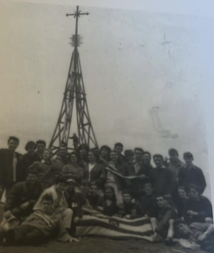 Imagen secundaria 2 - Arriba, grupo de 'mendizales' del club en el Ania en 1962. Debajo, en Pic des Moines (Pico de los Monjes) con el fondo del Mieidia d'Aussau. Y en la primera marcha nocturna al Gorbea en 1967.