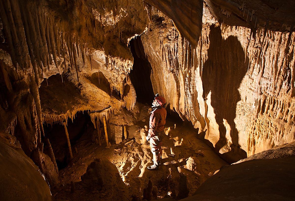 Un espeleólogo de ADES en una de las cuevas de Lekeitio.