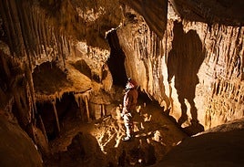 Un espeleólogo de ADES en una de las cuevas de Lekeitio.