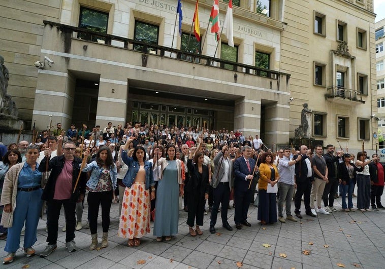 Alcaldes de PNV y Bildu se unen contra el «ataque» de la Justicia al euskera